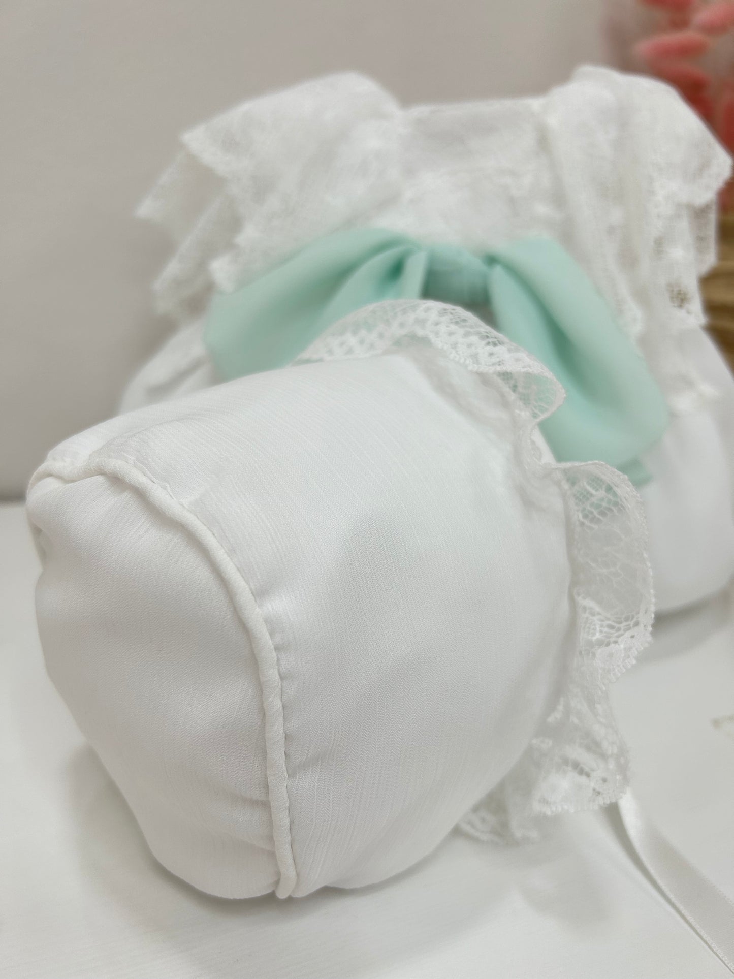Pelele y capota ceremonia con lazo verde agua y puntilla en volantes color blanco