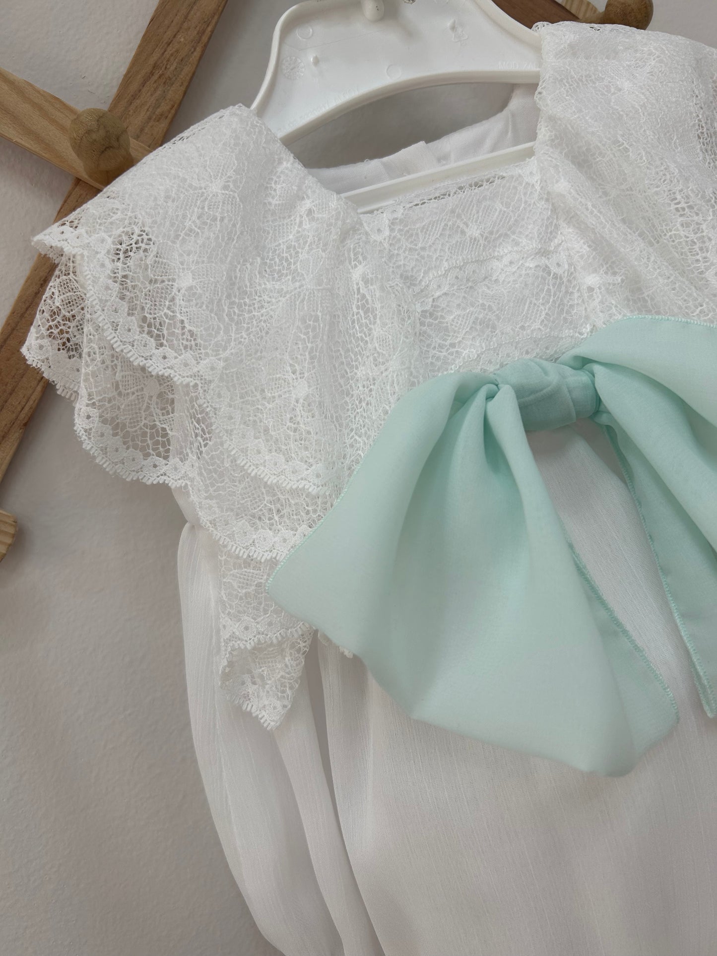 Pelele y capota ceremonia con lazo verde agua y puntilla en volantes color blanco