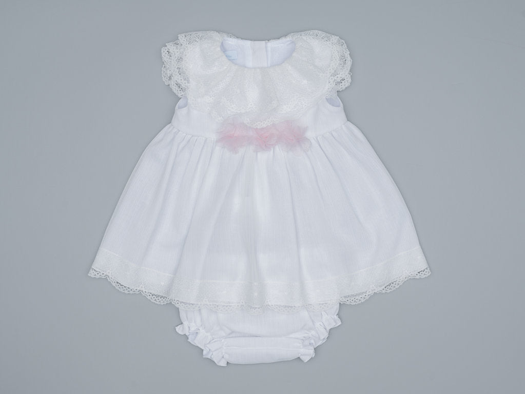 Vestido blanco de gasa con braguita ceremonia con flores de organza y volante