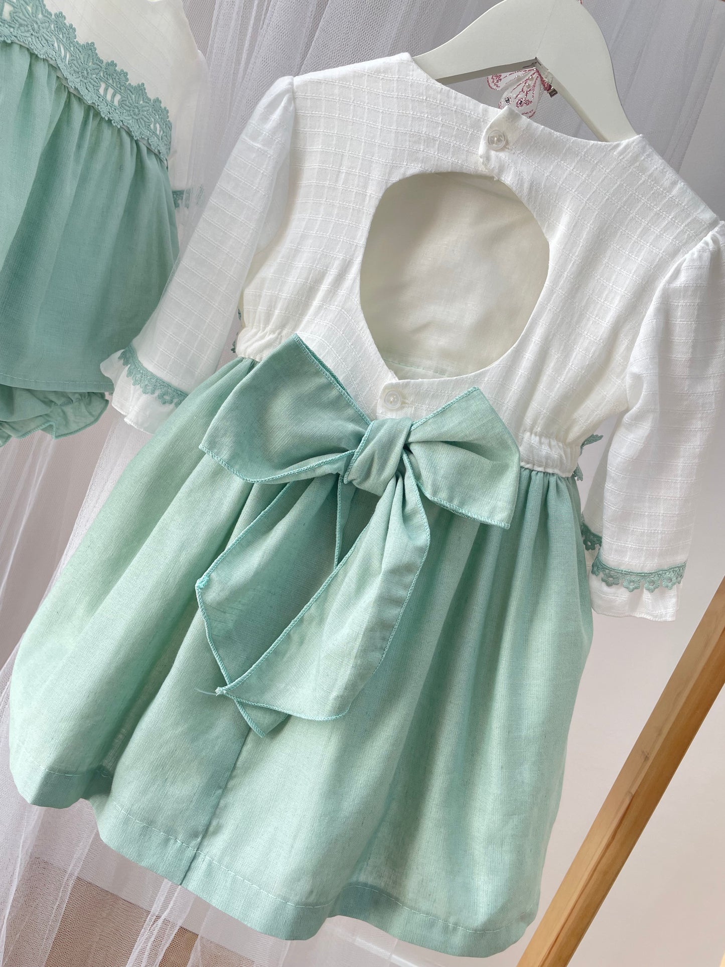 Vestido especial eventos con media manga y espalda abierta color verde menta