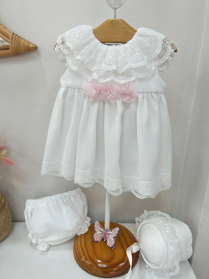 Vestido ceremonia con braguita y capota con flores de organza y puntilla en volantes color blanco