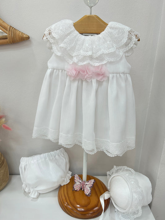 Vestido ceremonia con braguita y capota con flores de organza y puntilla en volantes color blanco
