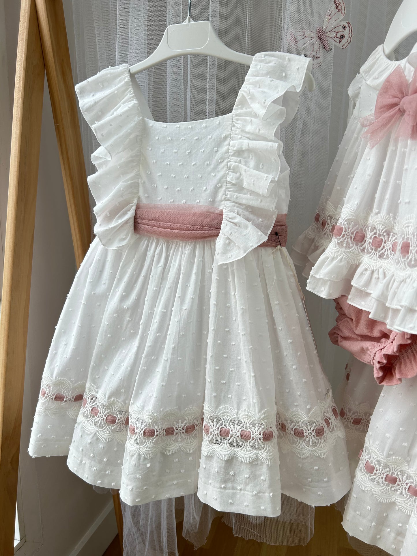 Vestido ceremonia plumeti blanco y rosa empolvado Colección Juana de Arco
