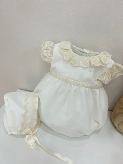 Pelele y capota ceremonia detalles bordados y topitos color crudo