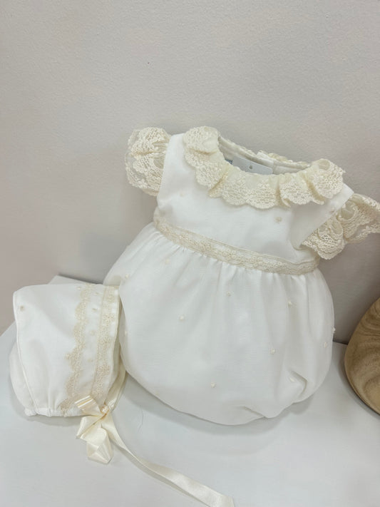 Pelele y capota ceremonia detalles bordados y topitos color crudo