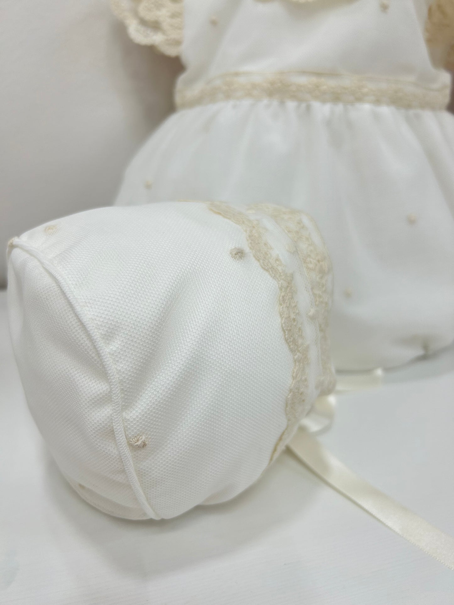 Pelele y capota ceremonia detalles bordados y topitos color crudo