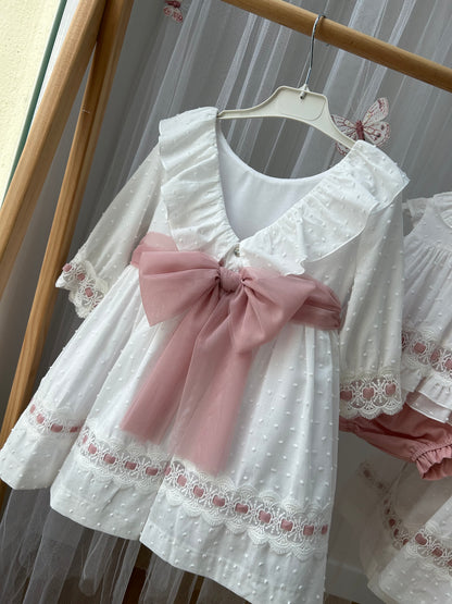 Vestido ceremonia media manga plumeti blanco y rosa empolvado Colección Juana de Arco
