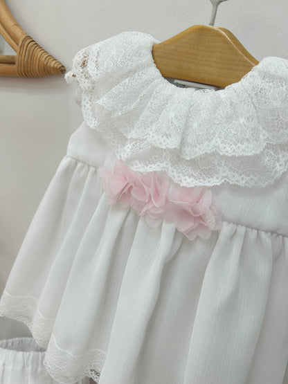 Vestido ceremonia con braguita y capota con flores de organza y puntilla en volantes color blanco