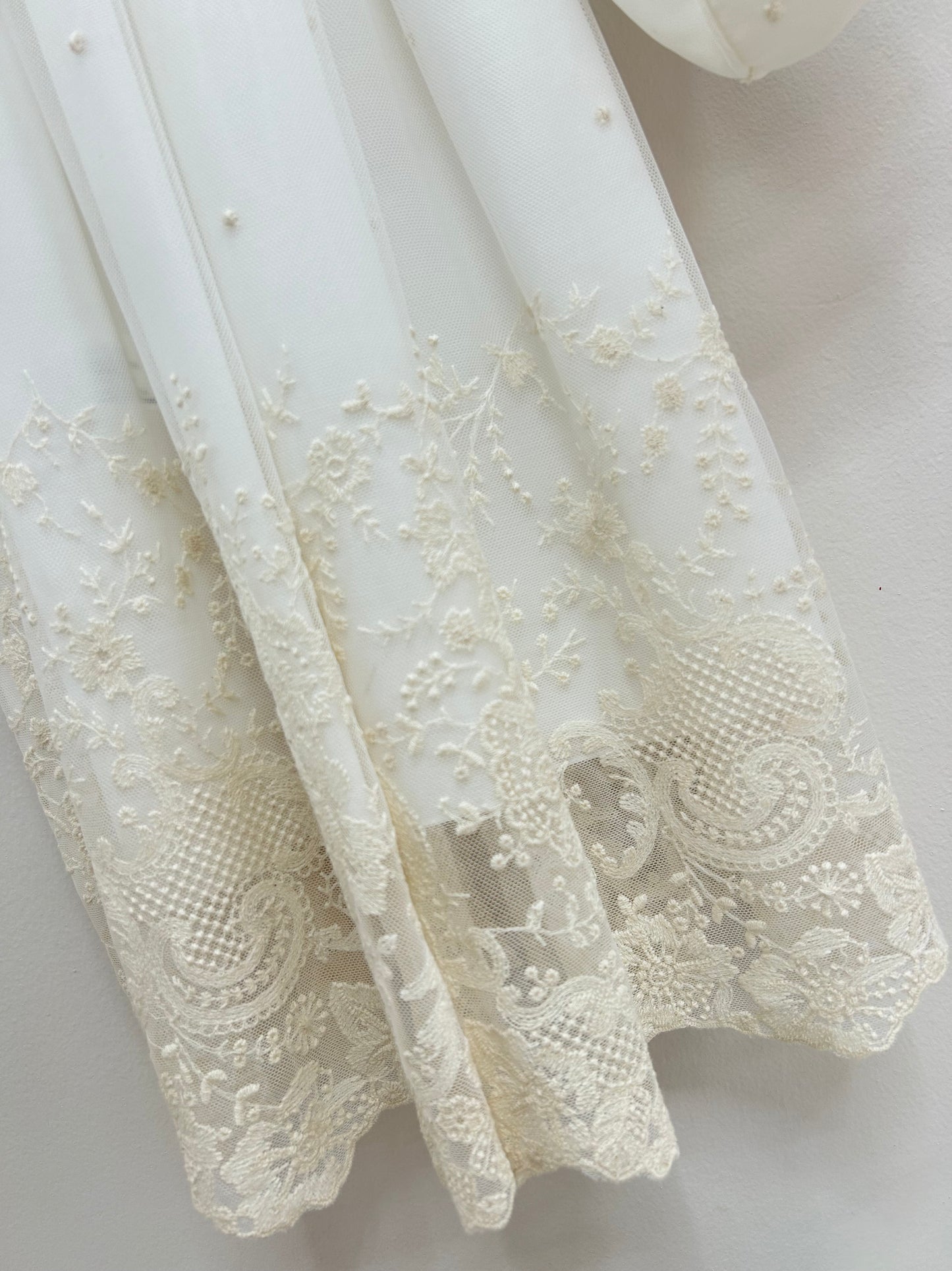 Faldón y capota especial ceremonia detalles bordados y topitos color crudo