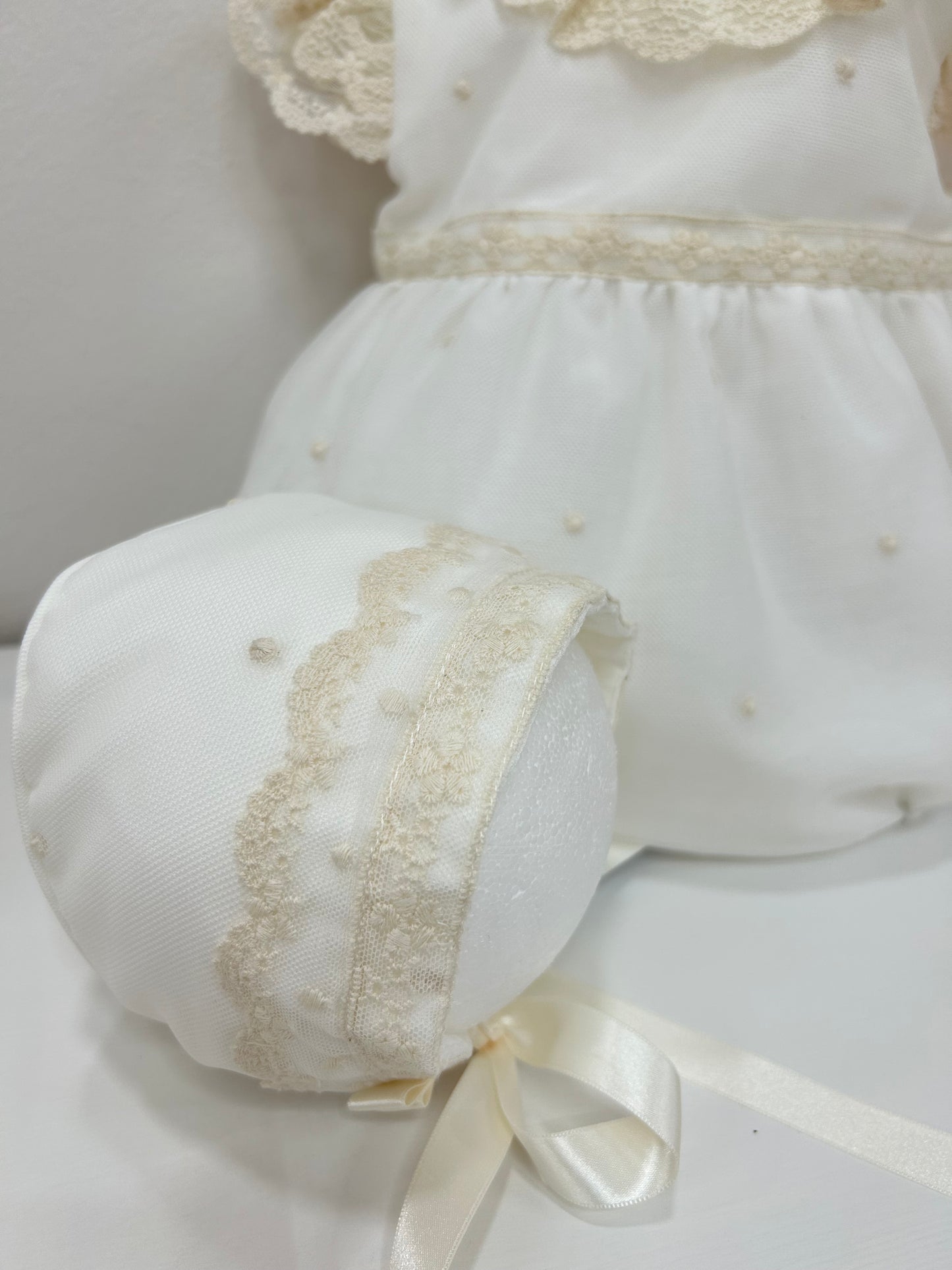 Pelele y capota ceremonia detalles bordados y topitos color crudo