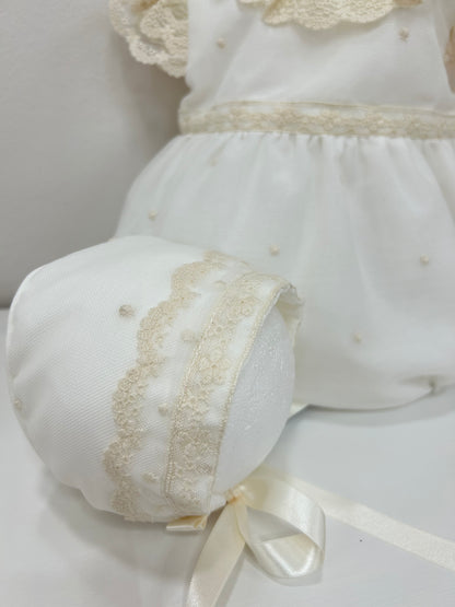 Pelele y capota ceremonia detalles bordados y topitos color crudo