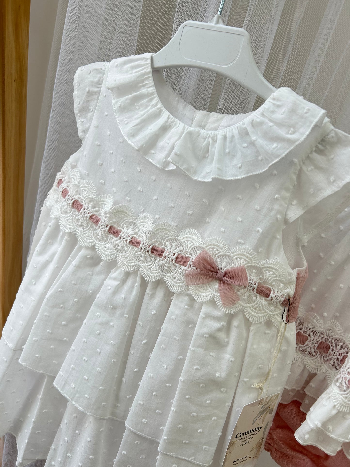 Vestido bebé niña ceremonia plumeti blanco y rosa empolvado Colección Juana de Arco