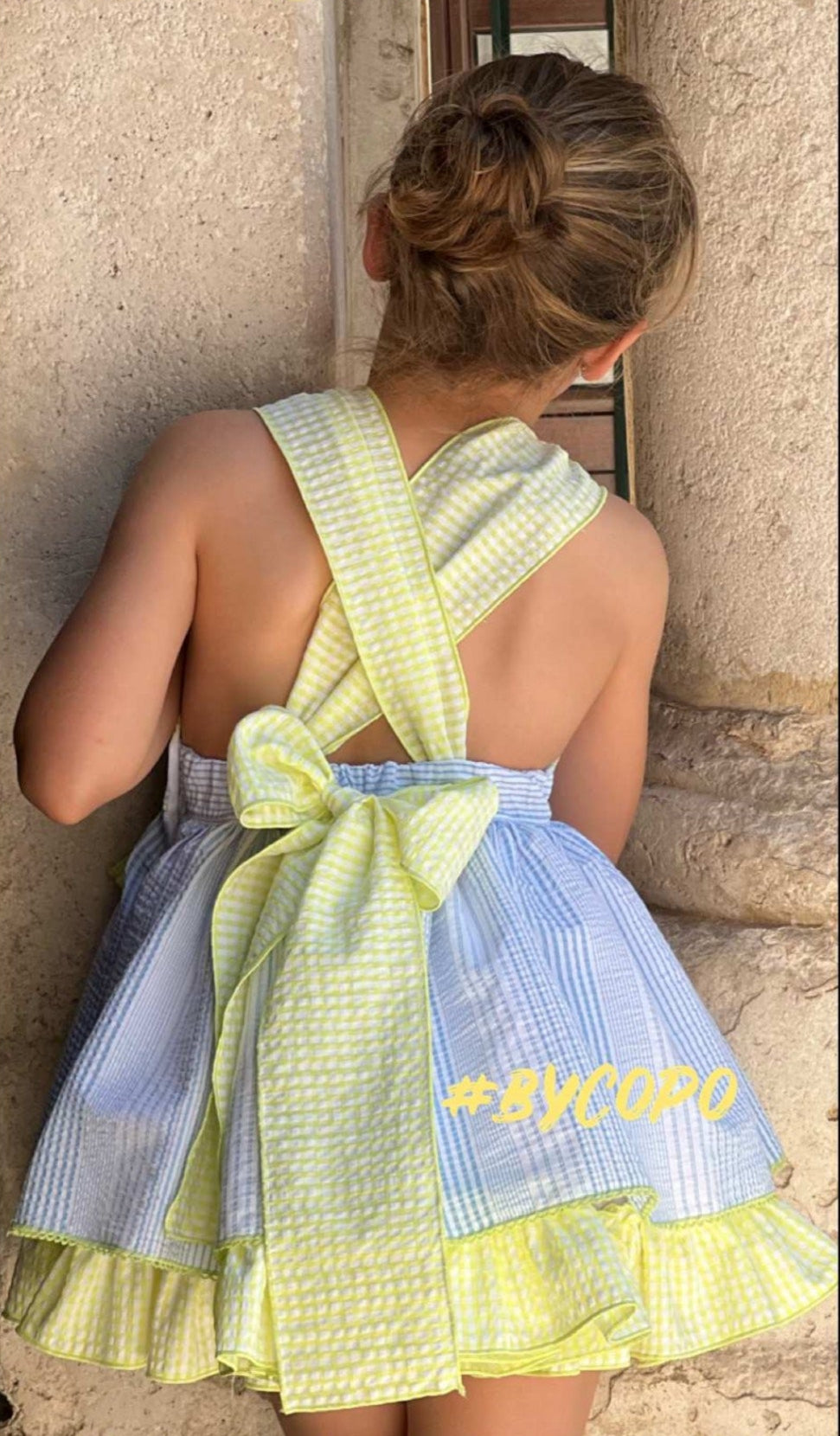 Vestido espalda cruzada lazo seersucker Colección Flúor