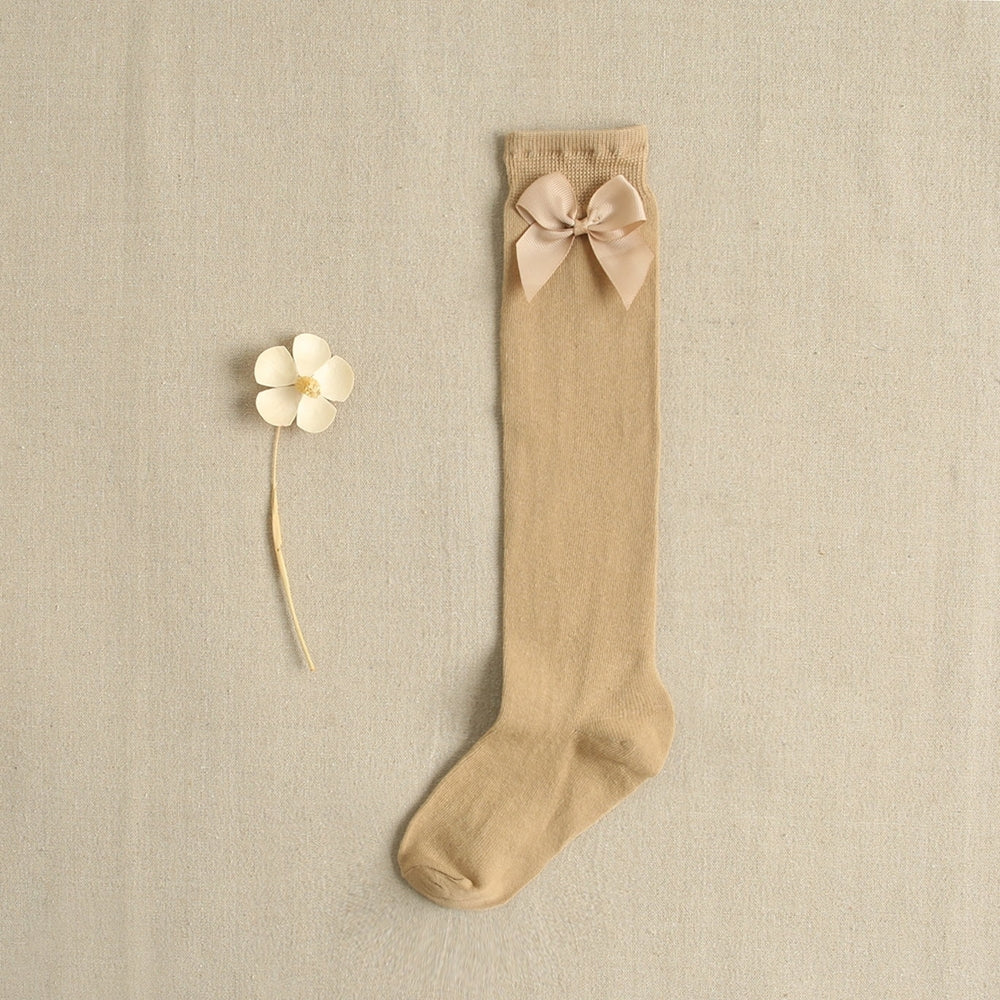 Calcetines altos liso con lazo color camel