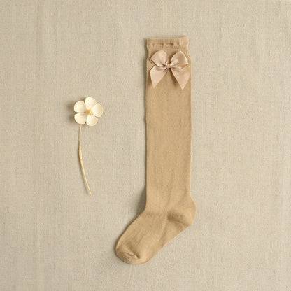 Calcetines altos liso con lazo color camel